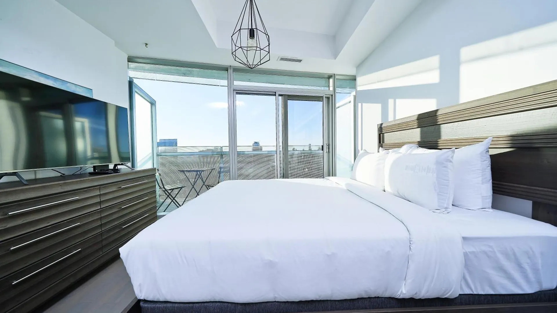 Rivetstays - The York Toronto Apartment